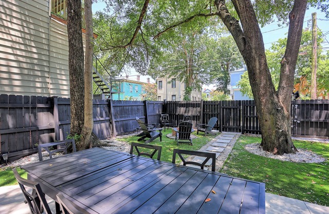 The Peach House- Near Downtown