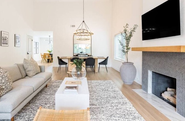 The Perch - 4 Bd Luxurious Oasis, Nearby Beaches, & Backyard