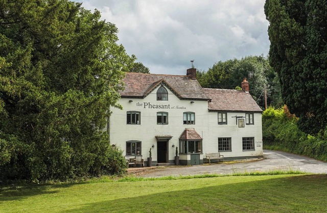 THE PHEASANT APARTMENT, pet friendly, with a garden in Neenton