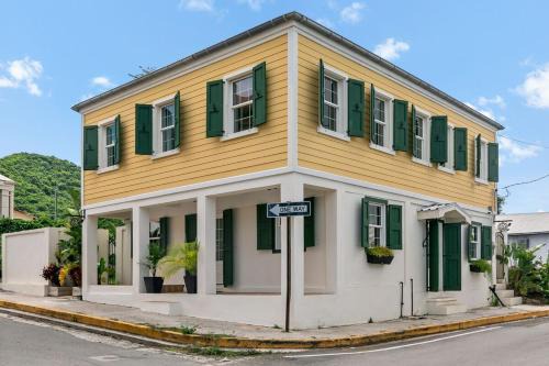 The Queen's Quarters - King Bed - AC - Walkable
