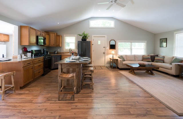 The Red Hen Cottage-Asheville-with Hot Tub and EV charger!