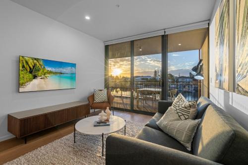 The Riverview - Brand New Modern 2BR with King Bed, Parking & Pool
