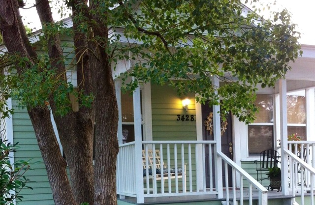 The Sea Turtle Cottage. Quaint, historic and steps from the gulf!