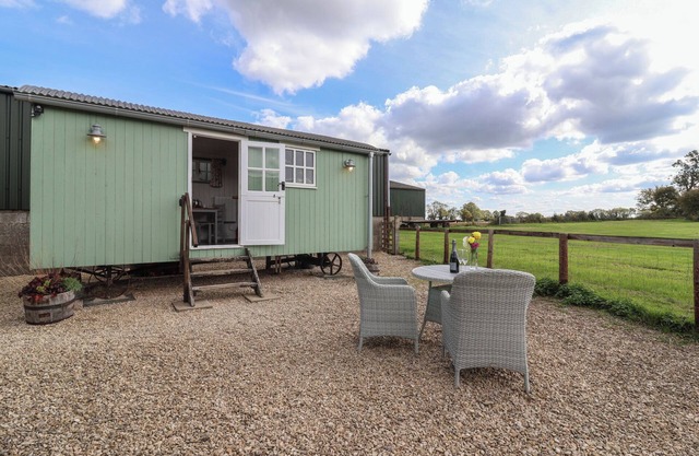 THE SHEPHERDS HUT, romantic, with a garden in Nettleton