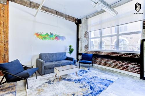 The Stallion #106 - Walk to Museums, Luxe Loft with free gated parking