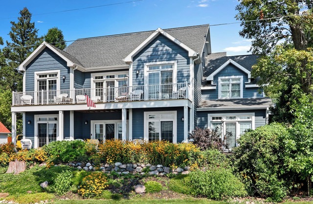 THE ULTIMATE 6 BEDROOM LAKEHOUSE