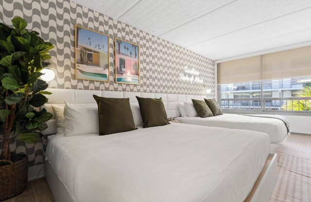 The Wavy Palm Studio: 8 Mins to Disney World + Pool/Gym/BBQ, 2 Beds