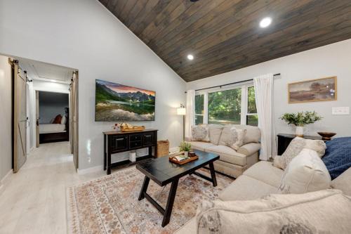 The White Lodge 4BDR Sleeps 8 with Fire Pit