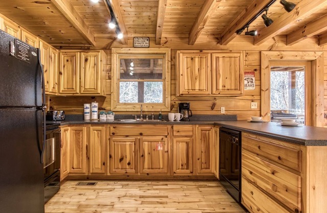 The Wildlife Lodge - Great Location! Close To Tanger Outlets! 5 Bedroom Cabin by RedAwning