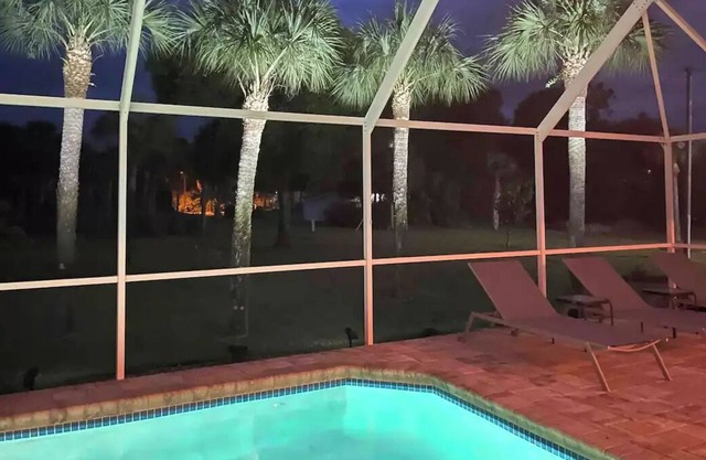 "The Windy Palm" w king suite to pool