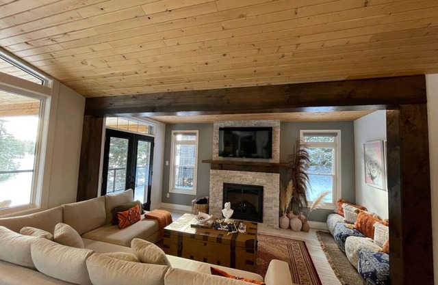 The Wolf’s Den - Modern Lakefront Cottage