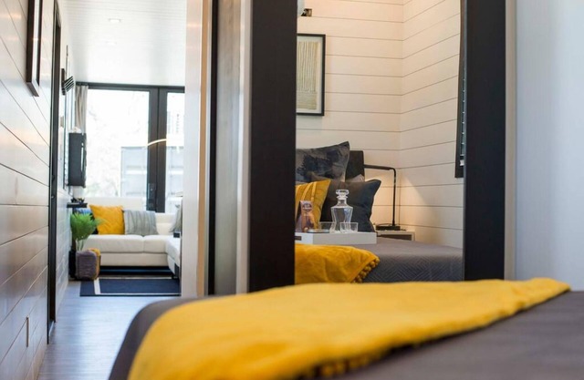 The Zephyr Tiny Container Home 12 min to Downtown Waco