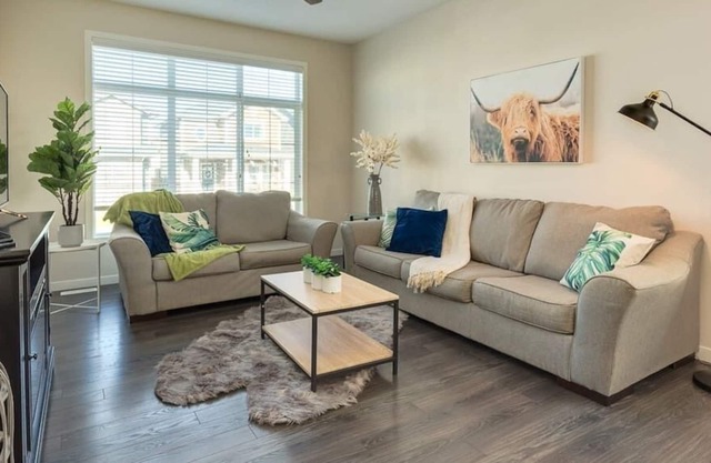 This guest suite is a 1 bedroom(s), 1.5 bathrooms, located in Cochrane, AB.