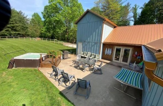 This room is a 1 bedroom(s), 1 bathrooms, located in Bloomington, IN.