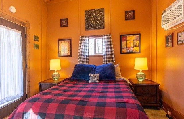 This room is a 1 bedroom(s), 1 bathrooms, located in Bloomington, IN.