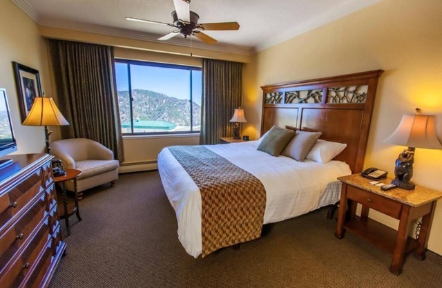Three Scenic Mountain Villa: Hot Tubs, Pools & Perfect for the Whole Family