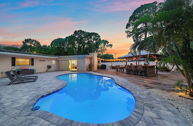 Tiki Tide Villa | Heated Pool + Tiki Hut + Fire Pit + Games