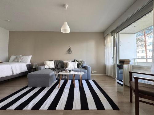 Tilava autopaikallinen kolmio sairaalan vieressä