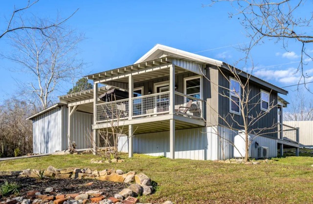 Tiny Cabin Escape - Mountain Views, 30 Min Downtown Chattanooga, Dog Friendly - Cloudland Canyon