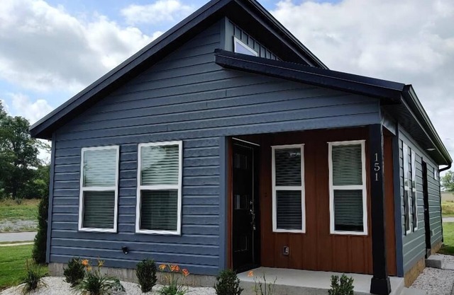 Tiny Home near MTB Trails, Wal-Mart HQ, Sleeps 6