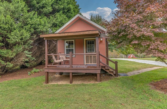 TINY HOUSE IN MEADOW SETTING/HENDERSONVILLE/APPLE ORCHARD & WINERY AREA