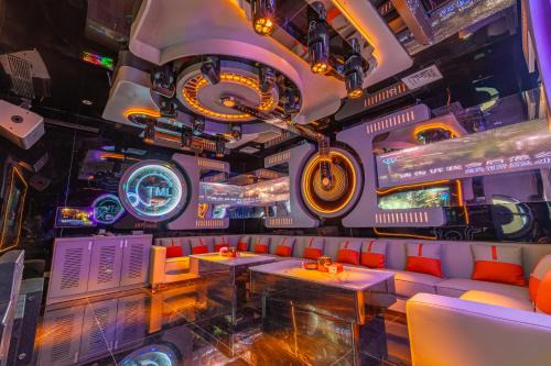 TML-6 bedrooms-independent swimming pool and Luxury KTV room and fitness area and pool table