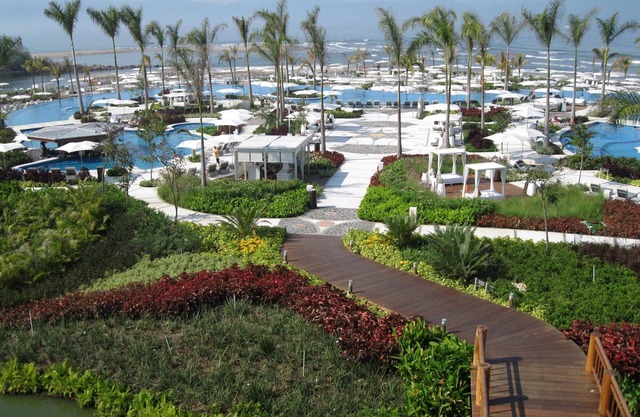 Top Luxury resort on the beach, pools, free golf, spa, and gym