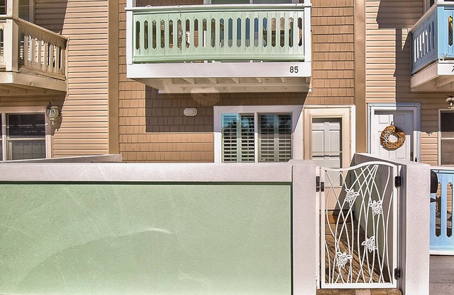 Totally Renovated Two Bedroom Townhouse 200 Feet To The Ocean