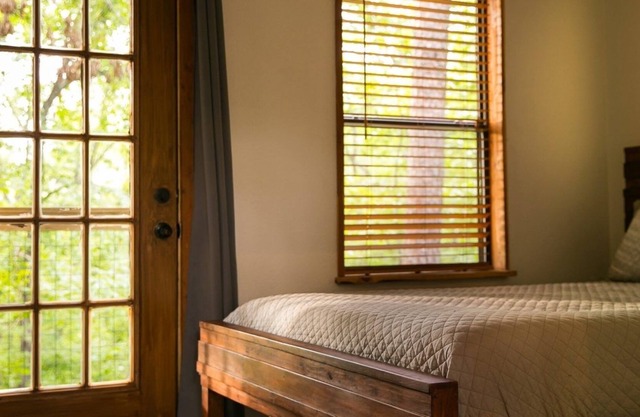 Trailhouse At Eagle Ridge 2 Bedroom Cabin by Redawning