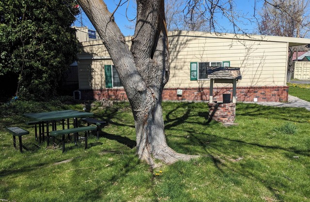 Tranquil 4-bedroom house with AC in charming Weed