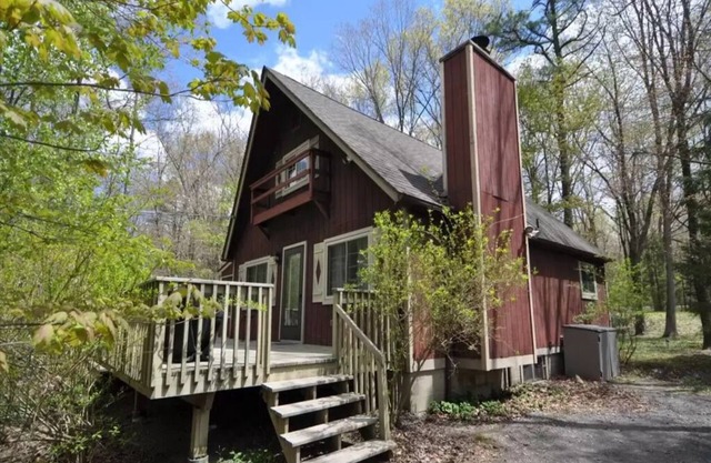 Tranquil Chalet Retreat, Short Walk to Lake & Pool