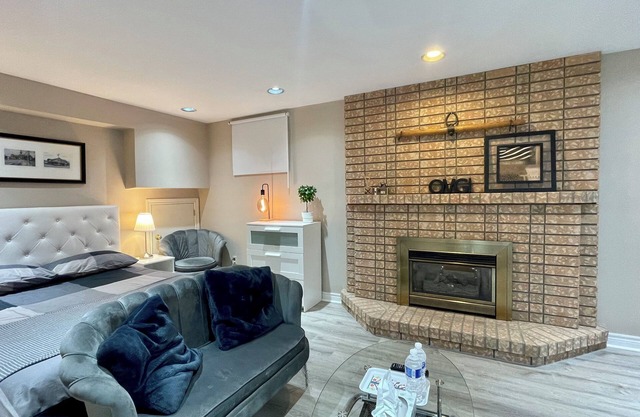 Tranquil Retreat: Cozy Independent Space Awaits You, North York