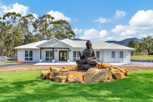 Tranquil Vista Luxury Estate - Your Ultimate Weekend Haven