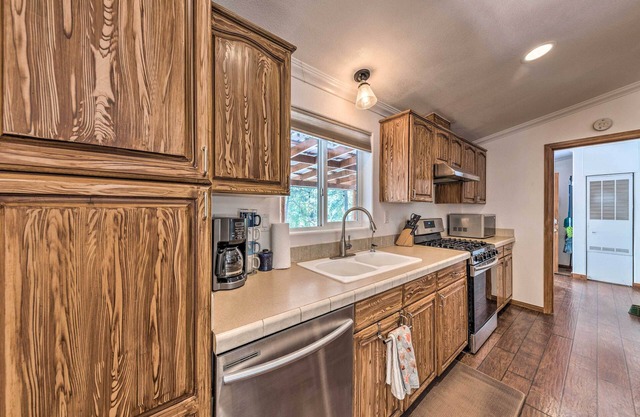 Tree-Lined Alto Cabin: Near Parks & Trails!
