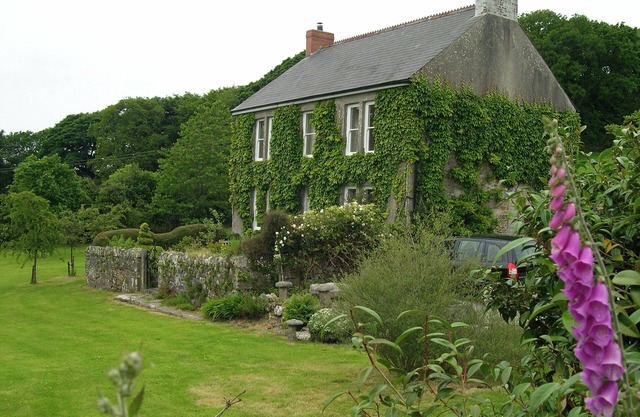 TREVEDDOE FARMHOUSE, pet friendly, with hot tub in Bodmin Moor