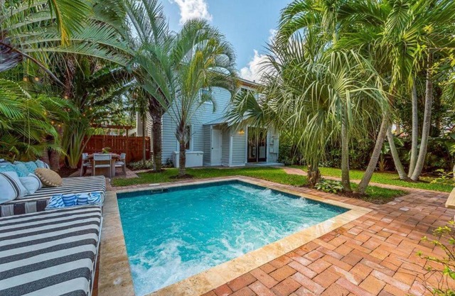 Tropical Estate w/Guesthouse & Pool. Sleeps 8!