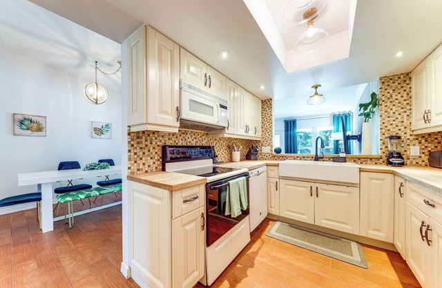 Tropical Pool Oasis on 1/4 Acre by Downtown Stuart