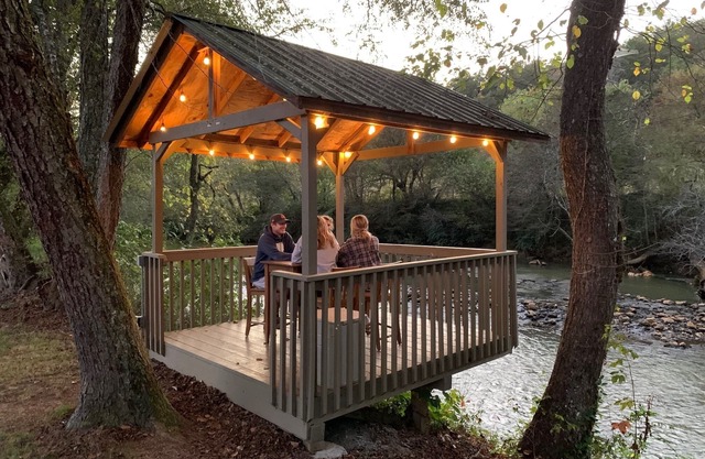 Trout Chalet - Nottely Riverfront, Starlink w/Roku TV, Easy River Access