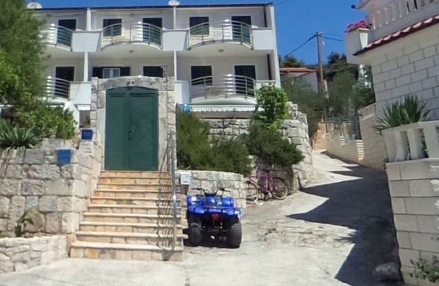 Two bedroom apartment with terrace and sea view Drvenik Veliki, Drvenik (A-23892-a)