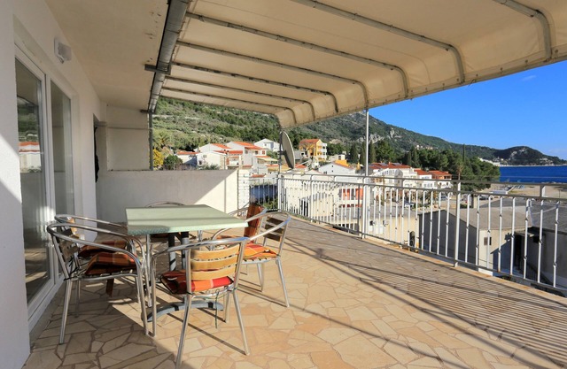 Two bedroom apartment near beach Igrane, Makarska (A-311-a)