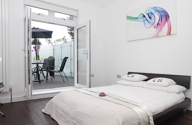 Two bedroom flat with large private balcony 3