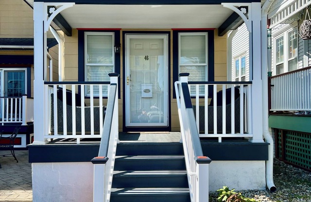 Two blocks from the beach!nSleeps 2, 1 bedroom, 1 bathroom