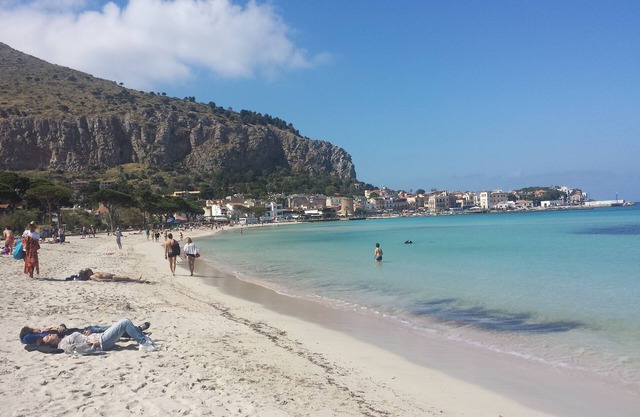 Two-room apartment with garden on Mondello Bay