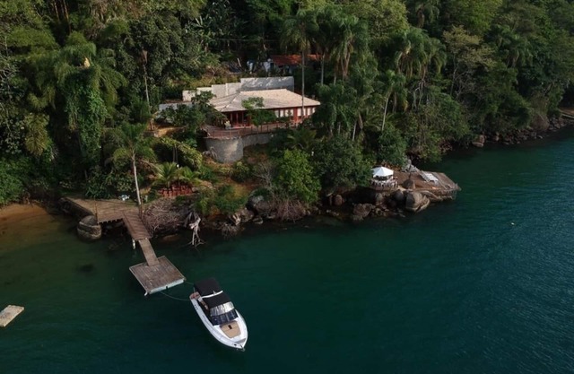 Typical colonial house in the bay of Paraty, with beautiful view, facing the sea