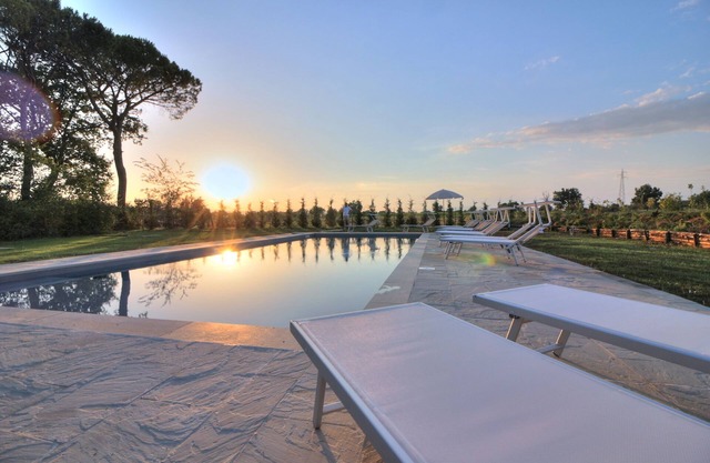 Typical Tuscan villa near Arezzo, with private pool and sleeps 16