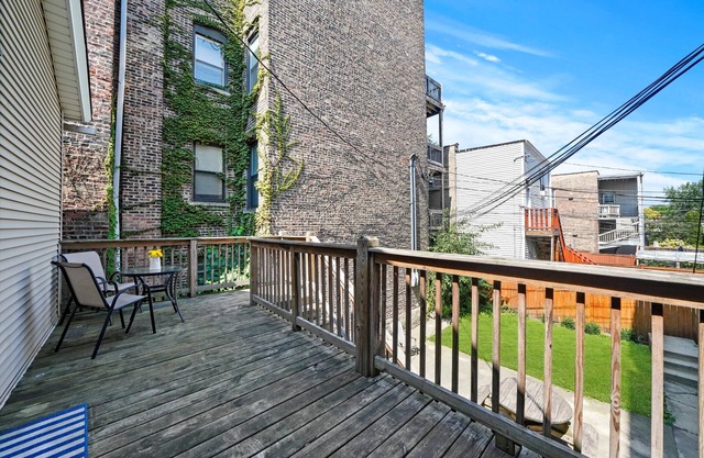 UIC /Little Italy - Adorable 2 Bed 1 Bath Apt - FREE PARKING & IN-UNIT WASH/DRY