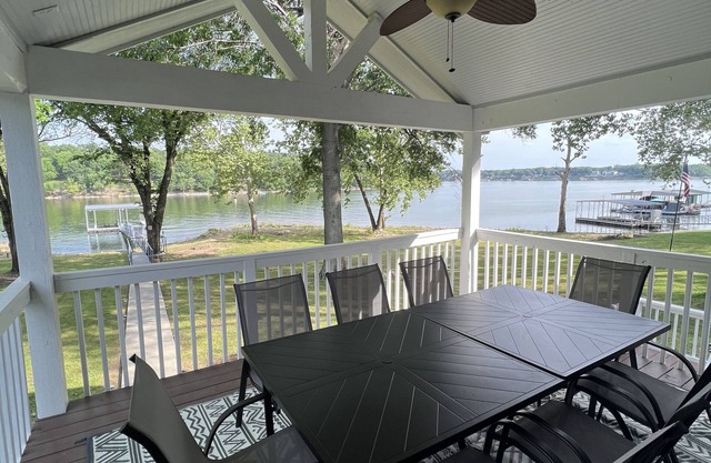 Unforgettable Memories at this Lakefront Home, Ideal for Families & Fishermen