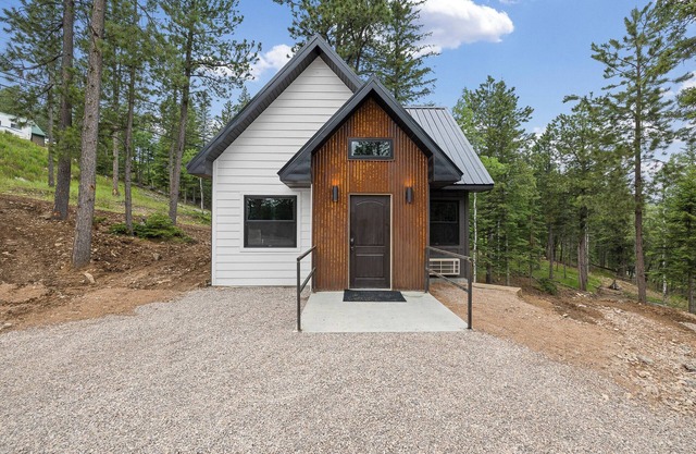 Unique and Cozy New Cabin 2 Miles to Deadwood, 1/4 Mile off Hwy!