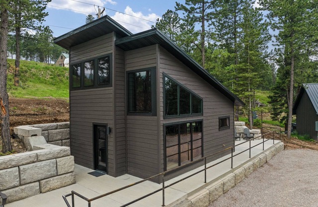 Unique and Open Living New Cabin 2 Miles to Deadwood! 1/4 Mile Off Hwy!