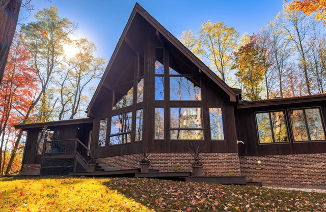Unique cabin retreat with hot tub, in the heart of Ohio Wine Country